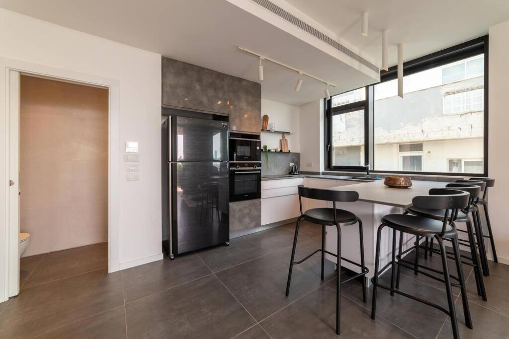 Amazing Penthouse On Gordon Beach 8 Guests Tel Aviv Exteriör bild